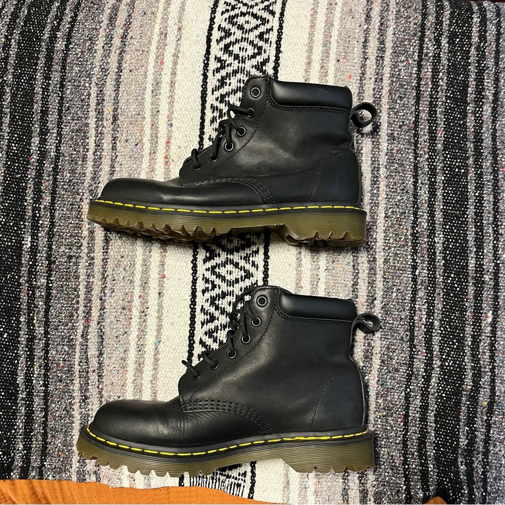 Dr. Martens 11292 Six Eye Leather Ankle Boots 
Men’s 8 Women’s 9 
Black